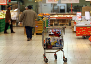 Il carrello della spesa in un supermercato in una foto d'archivio. ANSA / FRANCO SILVI
