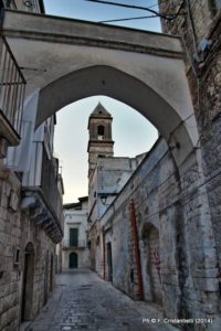 Via Santa Chiara e il campanile del vecchio monastero (foto Francesco Cristantielli)